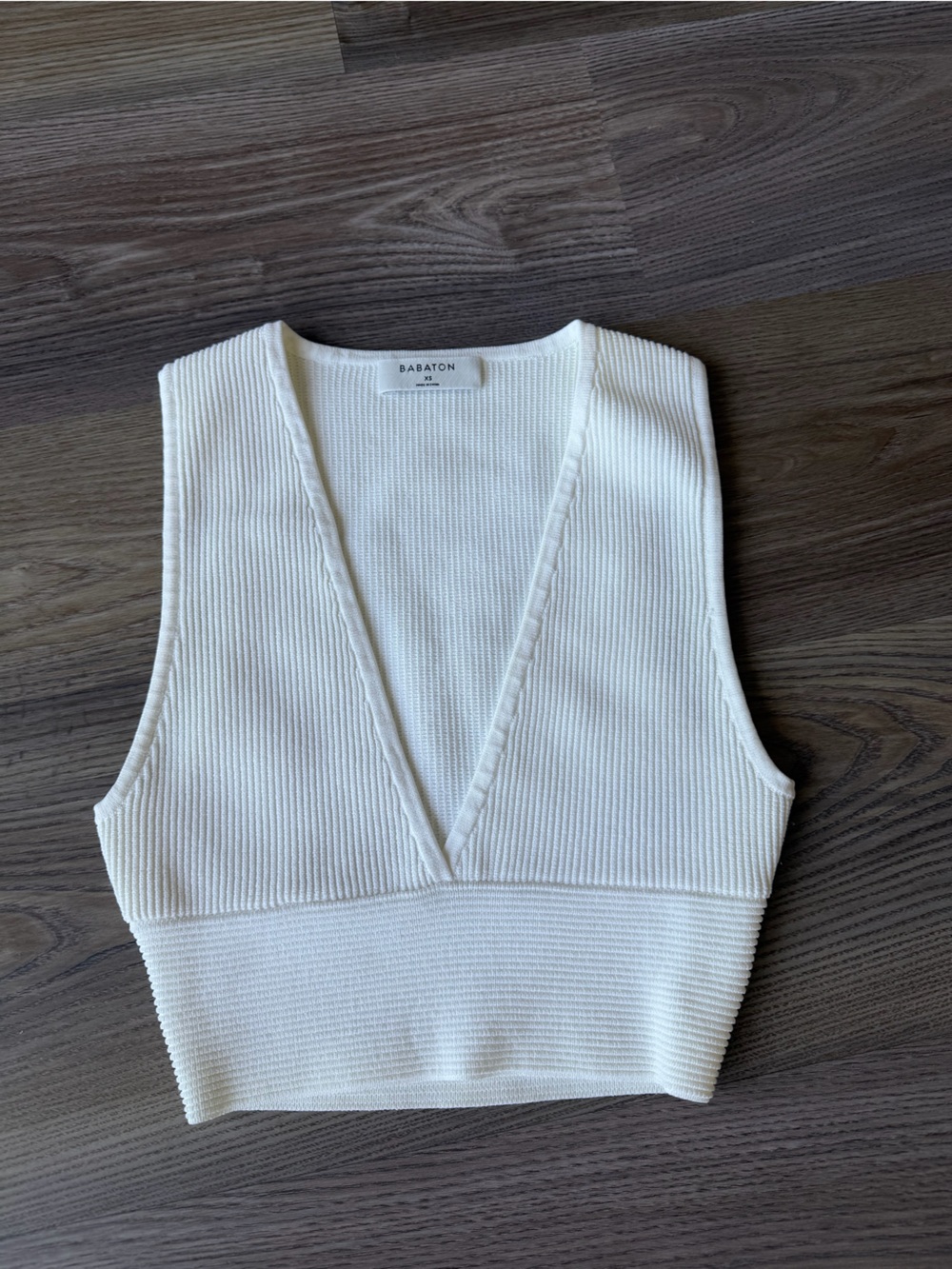 Aritzia Babaton White Ribbed V-Neck Crop Top